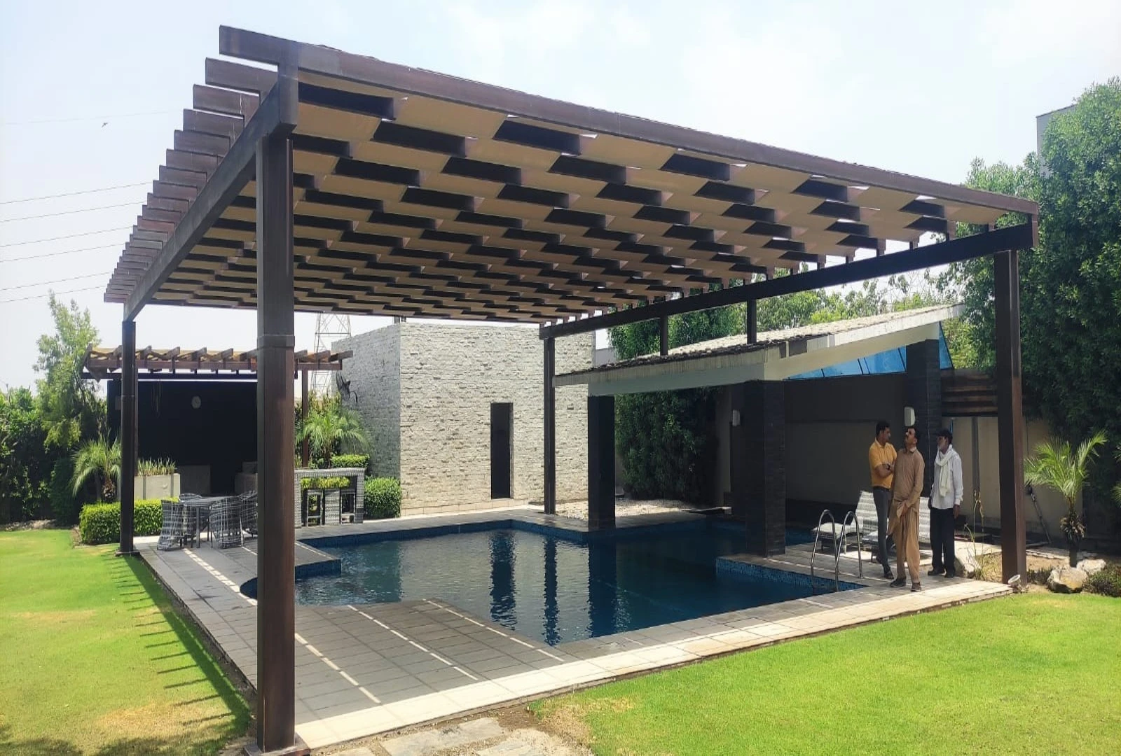 Modern Pool Pergola Shade Design (6) A modern pool pergola shade design featuring a stylish and durable structure, providing UV protection and enhancing outdoor aesthetics for swimming pool areas.
