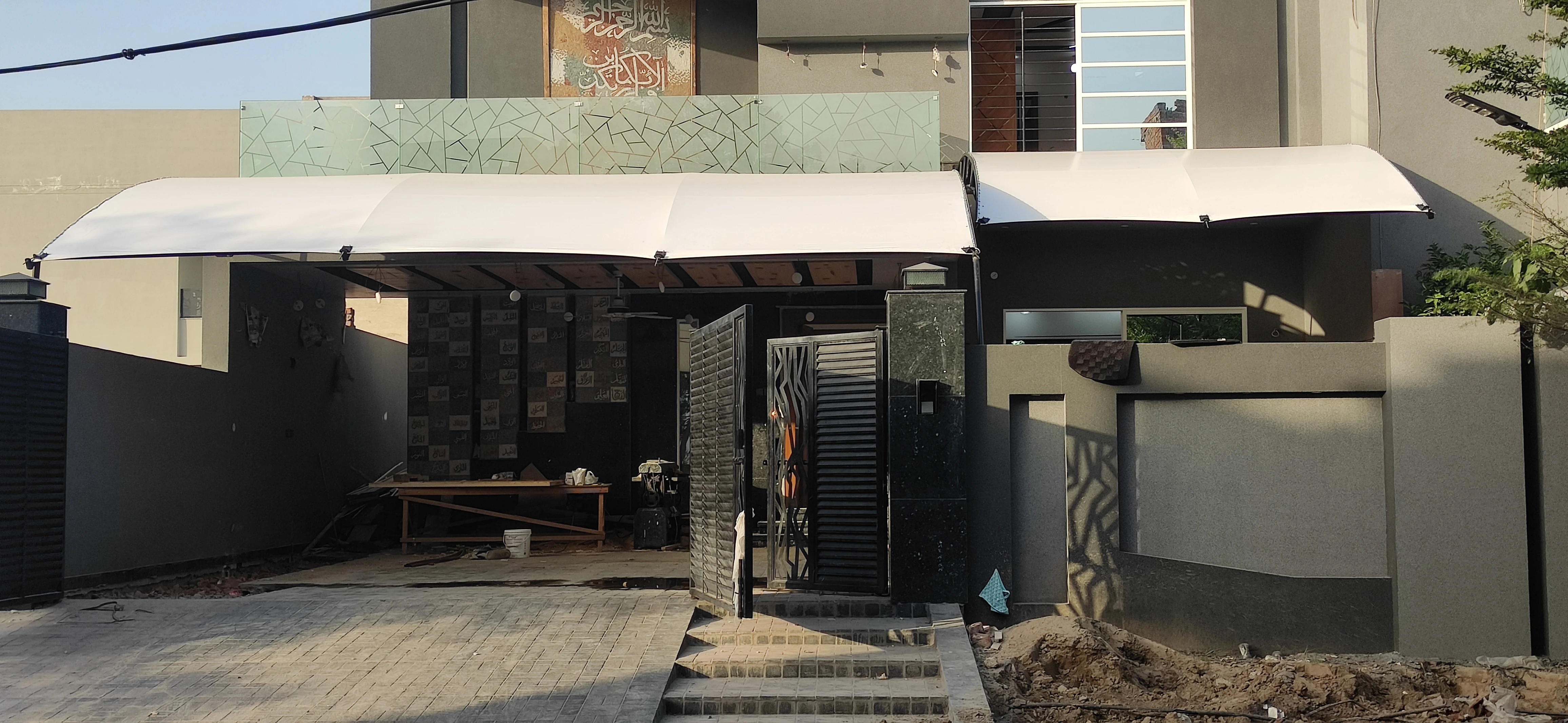 Modern shade design for home in Pakistan – Stylish and space-saving outdoor shading solutions for car parking, patios, and gardens.